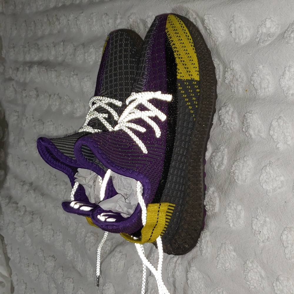 Womans size 7 athletic shoes